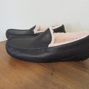 NWOB UGG Men’s Ascot Leather Slip On Slippers - 5379BW - Black- 13 US (3EW)
